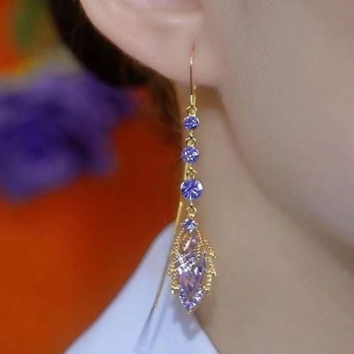 Best-selling Zircon Maple Leaf earstrings from the East, new long tassels, versatile and elegant earrings, exquisitely designed earrings for women