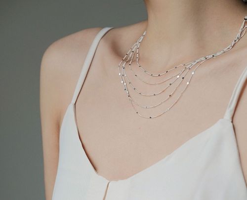The glittering galaxy multi-layered tassel dinner party is light and luxurious, with stars shining all over the sky and the best friend's necklace layered on top