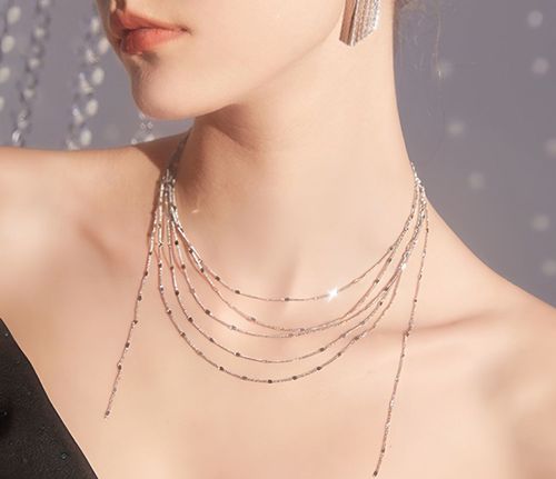 The glittering galaxy multi-layered tassel dinner party is light and luxurious, with stars shining all over the sky and the best friend's necklace layered on top