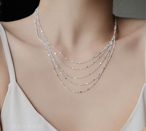 The glittering galaxy multi-layered tassel dinner party is light and luxurious, with stars shining all over the sky and the best friend's necklace layered on top