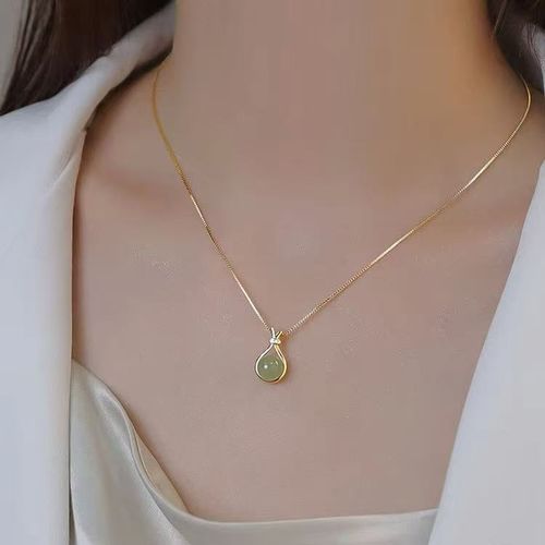 The women's titanium steel necklace with a light luxury style imitating the Hetian jade blessing bag pendant exudes a sense of high-end elegance and simplicity, and is versatile A piece of jewelry(Without gift box)