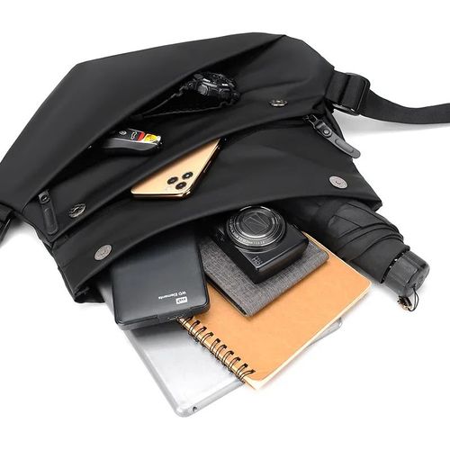 🔥 2025 Nova bolsa transversal impermeável – Leve, prática e cheia de estilo para todas as ocasiões! 🖤🎒