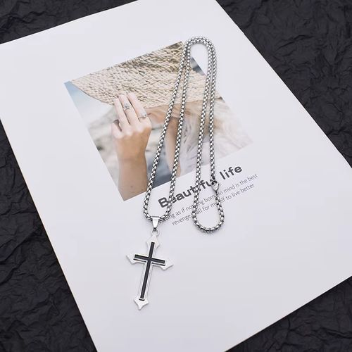 🔥 Lançamento 2025 | Nova Coleção⏳ Colar Cruz em Aço Preto – Moderno, resistente e super estiloso! 🖤⚡