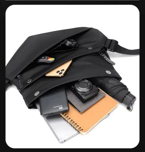 🔥 2025 Nova bolsa transversal impermeável – Leve, prática e cheia de estilo para todas as ocasiões! 🖤🎒