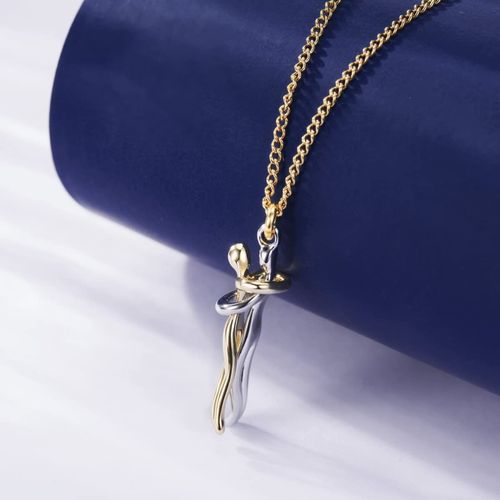 Colar com pingente abraço bicolor‑símbolo de vínculo único para casais