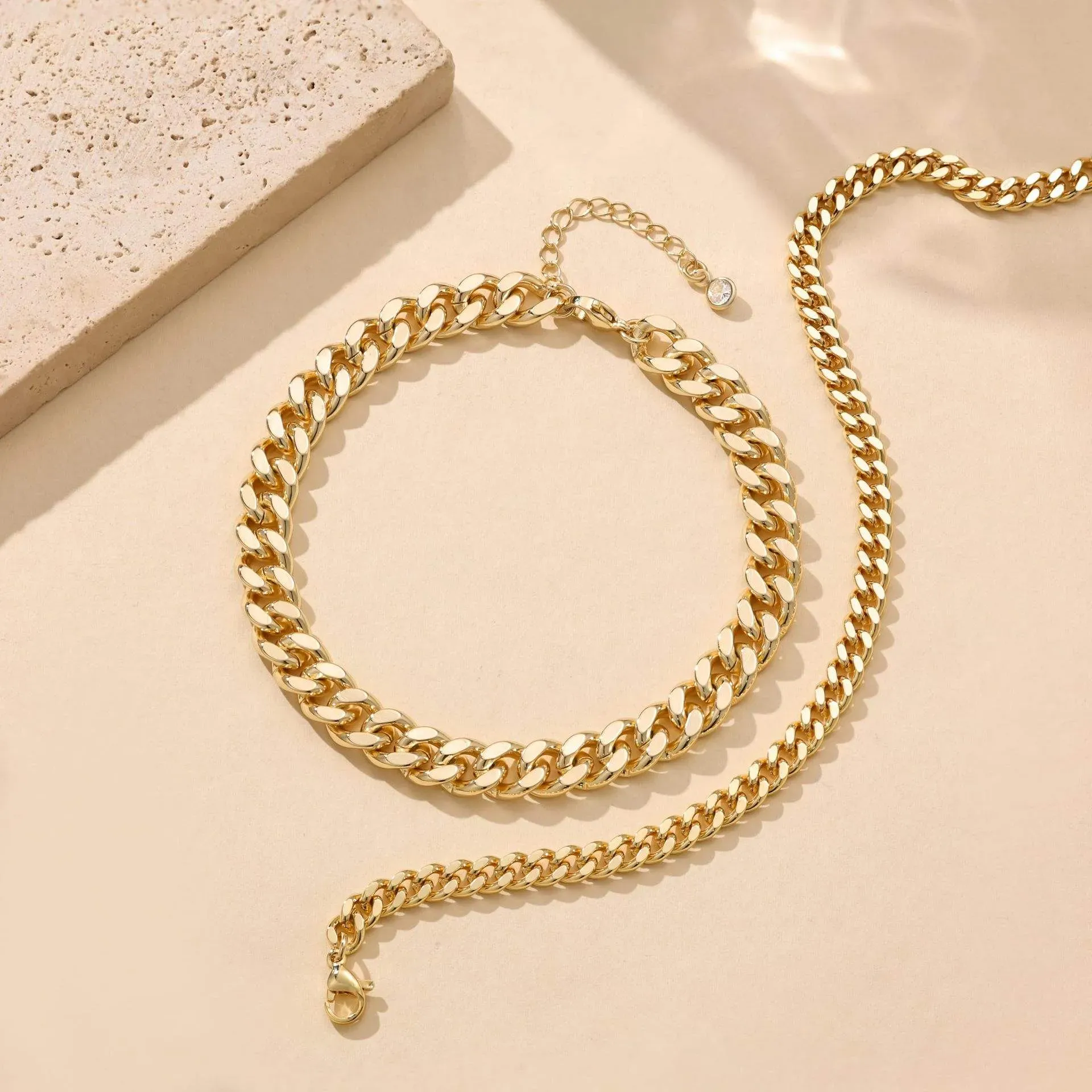 Romantic and exquisite new multi-layered anklet, Cuban chain style, fashionable and unique jewelry.
