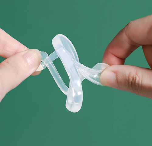 This pacifier soothes fussy babies, offers comfort, and is made of safe, soft material. Easy to clean for daily use.