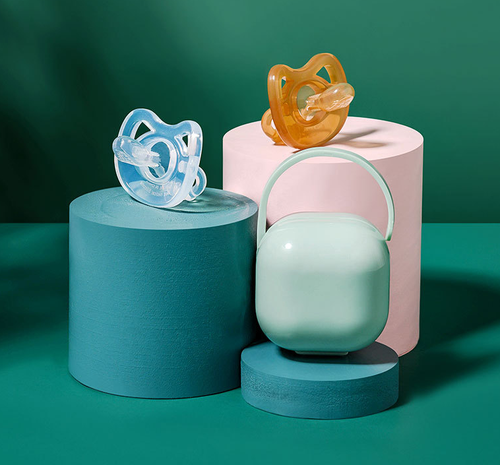 This pacifier soothes fussy babies, offers comfort, and is made of safe, soft material. Easy to clean for daily use.