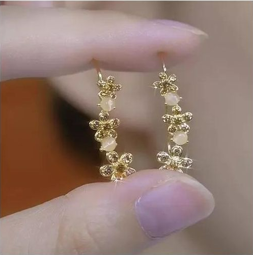 Diamond studded Flower Earrings, Female Niche Design, Exquisite and Versatile Earrings, High-end Earrings Wholesale