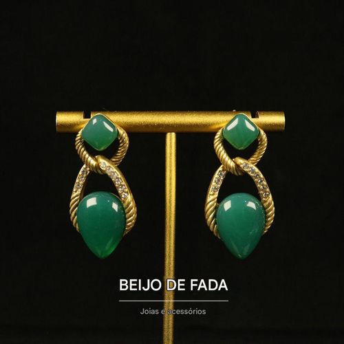 Brincos de arte retrô.
