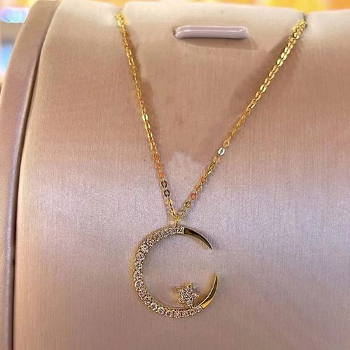 Fashionable and shiny moon pendant necklace inlaid with zirconia - an exquisite and luxurious temperament jewelry accessory