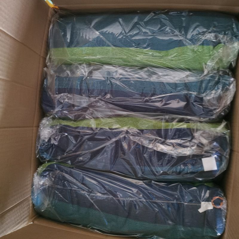 Rede suspensa para campismo, viagens e atividades ao ar livre, em lona, ​​com hastes curvas para arrumação.