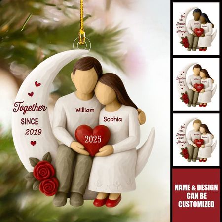 Rosa con texture in legno Coppia sulla luna - Ornamento personalizzato in acrilico - Regalo di Natale per coppie