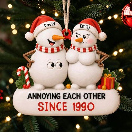 Ornamento in legno personalizzato, Coppia giocosa di pupazzo di neve in cappelli di Santa, Regalo di Natale unico per coppie