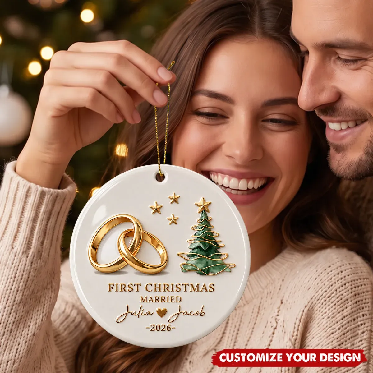 Ornamento in ceramica personalizzato per il primo Natale come coppia sposata-con nomi personalizzati e anno di nozze, un regalo per gli sposi.