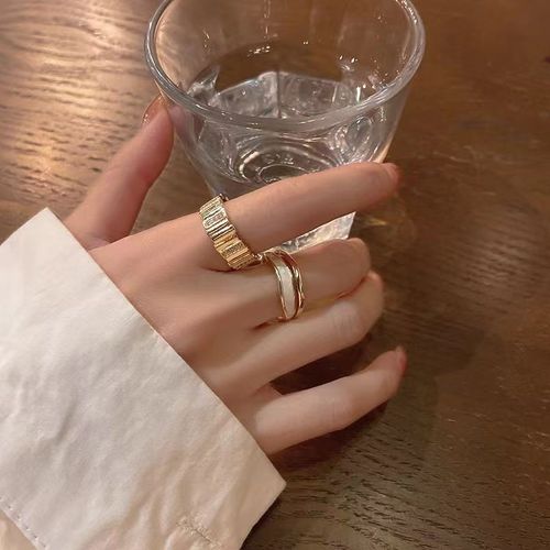Set of 2 white mother-of-pearl rings