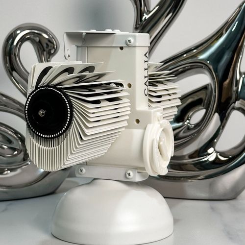 Creative automatic page - turning clock. A retro living room ornament with a modern and simple design. It's the Miaoke table clock, a single - leg small balance flip - card clock