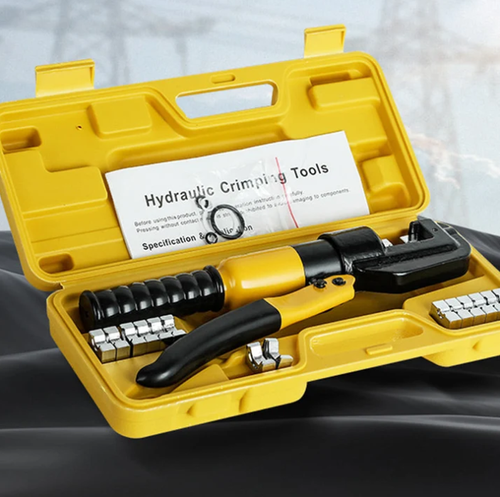 Hand-operated hydraulic crimping tool for cable lugs
