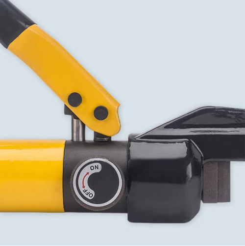 Hand-operated hydraulic crimping tool for cable lugs
