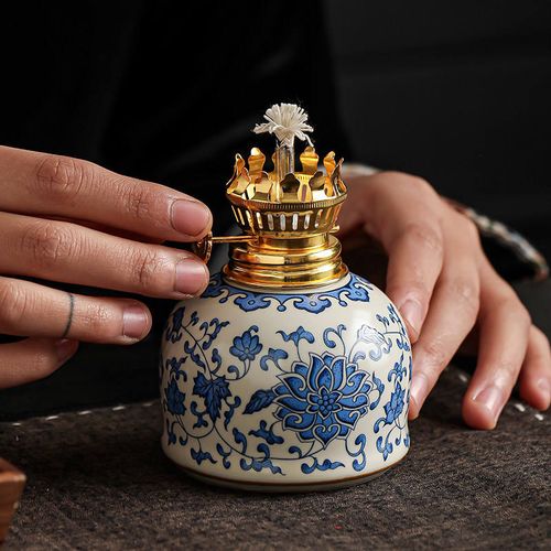 Lotus-patterned blue and white porcelain butter lamp