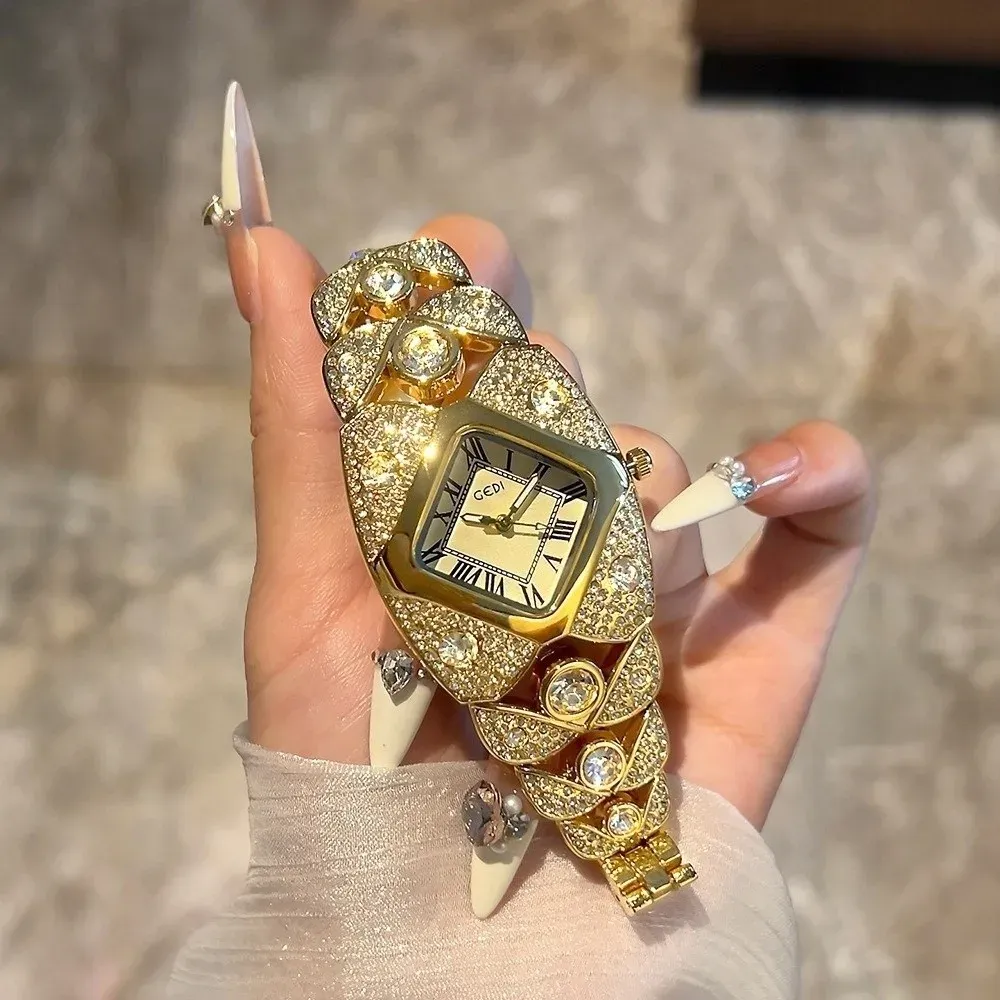 Women's rhinestone vintage quartz watch
