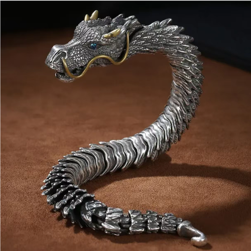 Pulseira masculina poderosa com cabeça de dragão de 22cm, feita de prata vintage, as escamas do dragão têm padrões distintos.  A corrente de balança encaixa firmemente sem ficar solta.  O tamanho de 22cm é adequado para a maioria dos tamanhos de punho masculinos, proporcionando um ajuste firme, porém não restritivo.  É chamativo quando combinado com camisas ou roupas de trabalho, exalando uma aura forte em cada gesto.  É uma ferramenta excelente para mostrar individualidade de forma retrô.