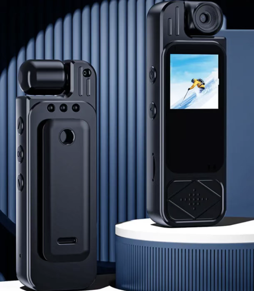 O gravador de vídeo portátil está equipado com uma tela IPS de 1,3 polegadas, que é fácil de operar.  Ele suporta vídeo de alta definição, gravação de áudio e tirar fotos.  O dispositivo é compacto e portátil, permitindo gravar ciclismo ao ar livre, vida diária e cenas de trabalho a qualquer momento.  Ele pode capturar facilmente todos os momentos maravilhosos.