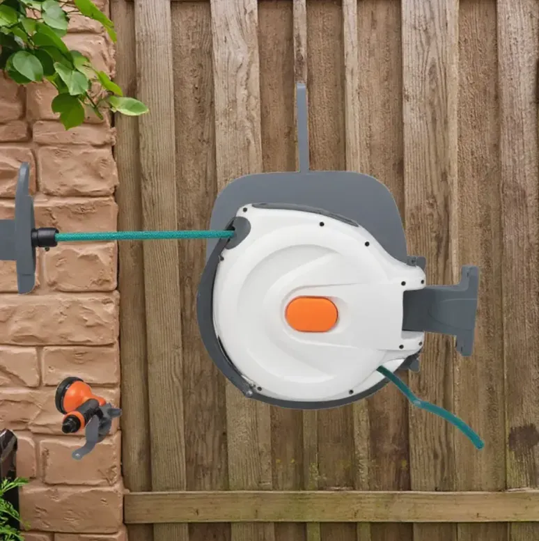 Bomba de água automática que se estende e retrai automaticamente, eliminando a bagunça de canos emaranhados. Adequado para vários cenários, como lavagem de carros, rega de jardins e limpeza de pisos. Vem com 8 modos de pistola de água e 50 pés de mangueira, com instalação de rotação de 180° e durabilidade robusta. Ele garante uma limpeza eficiente e limpa, tornando-o um ótimo auxiliar para vários cenários de limpeza.