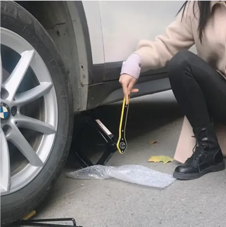 O caminhão hidráulico jack é um item essencial para o proprietário do carro em caso de emergência. Com estrutura hidráulica, a capacidade de carga é grande e pode ser compatível com muitos modelos do carro. Base antiderrapante para garantir que não escorregar. Usado em conjunto com chaves de catraca, pode melhorar a eficiência do trabalho. Tamanho pequeno quando dobrado, pode rapidamente apoiar o veículo em caso de perfuração ou manutenção, fornecendo segurança extra para viagens.
