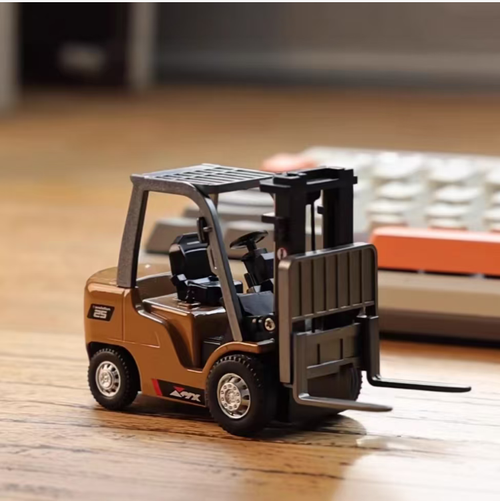 Mini Empilhadeira Remota 1:64, com carroceria de liga leve que replica a sensação de um veículo de engenharia.  Os garfos podem ser levantados e abaixados remotamente, e inclinados para frente e para trás.  O controle remoto 2.4G é preciso e sensível.  Tem o tamanho de uma palma e não ocupa muito espaço.  É adequado para momentos de diversão no trabalho, educação infantil, coleção de modelos, permitindo que você experimente o prazer emocionante de controlar no seu desktop.