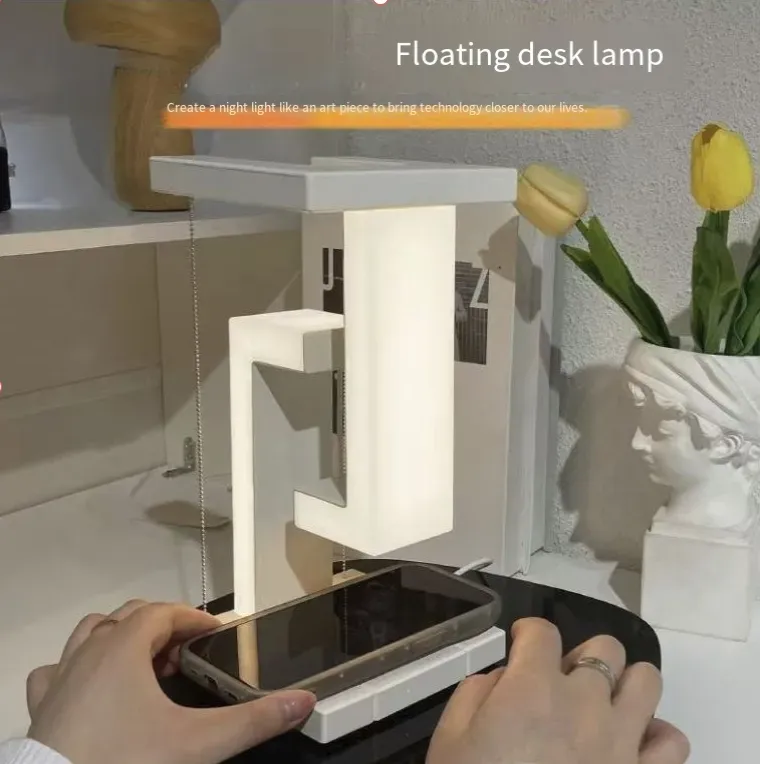 Lâmpada de mesa flutuante com carregamento sem fio.O design flutuante tem um toque muito artístico.Possui carregamento sem fio e uma interface USB, atendendo às necessidades de carregamento de vários dispositivos. Controle tátil inteligente para ajuste de brilho, com uma fonte de luz LED de 4W, suave e favorável aos olhos. O design leve pesa apenas 0,3 kg. É ao mesmo tempo uma peça de arte de mesa e um assistente abrangente para iluminação e carregamento, tornando a mesa elegante e prática.