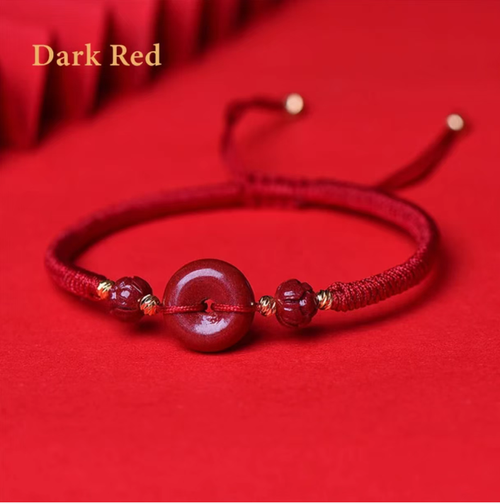 Pulseira de Amor da Paz Vermelha em Ouro Roxo.  Hoje, vendemos 6 peças!  A pulseira apresenta uma alta concentração de vermelho vermelho enrolado em um fio vermelho.  Ele incorpora tanto auspiciosidade quanto amor.  Cada peça é transparente, o nó é durável e o tamanho do punho pode ser ajustado para se encaixar tanto em homens quanto em mulheres.  Faça estoque de boa sorte e tenha o fio vermelho vermelho enrolado no pulso – essa onda captura perfeitamente a paz e a doçura!