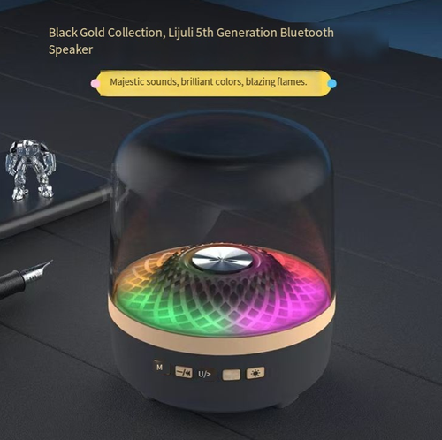 Alto-falante Bluetooth Xiaohan: Conta com cúpula de vidro com 6 camadas de luzes de respiração, campo sonoro surround 360° + graves profundos 9D e conexão instantânea Bluetooth.  Com seu tamanho reduzido, ele oferece qualidade de áudio de nível cinematográfico.  Sua aparência preta e dourada é adequada para desktops.  Pode melhorar o ambiente para ouvir música, trabalhar ou pequenos encontros.  É o interruptor da alegria para seus ouvidos.