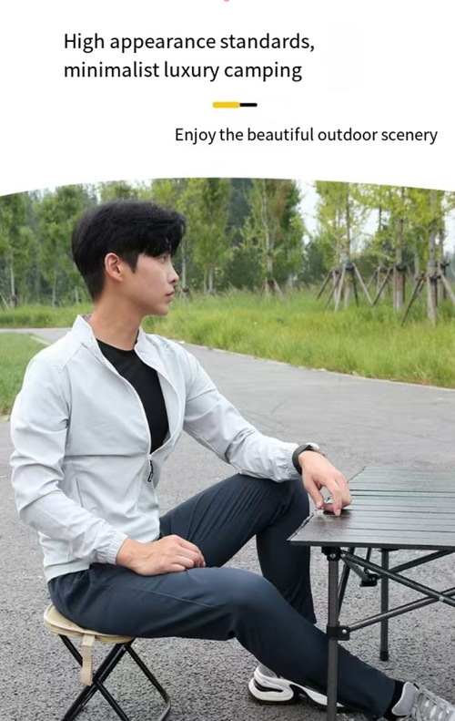 Bolsa para canetas estilo mochila e cadeira dobrável, tecnologia preta imaginativa Uma ferramenta para dois usos.  Quando desdobrado, ele se transforma instantaneamente em uma mini cadeira dobrável.  O tecido Oxford é durável e a estrutura é estável, capaz de suportar peso.  Adequado para uso na escola, camping ou ao fazer uma pausa na rua.  Este é um gadget criativo e prático ao ar livre!