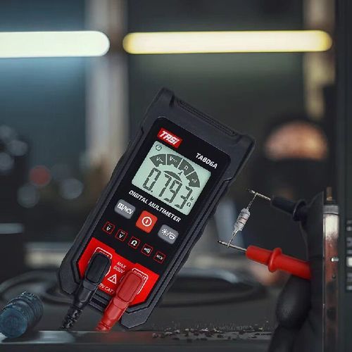 Multímetro digital, display digital de alta definição, sondas vermelhas e pretas, capazes de medir tensão AC-DC, corrente, resistência, continuidade, com proteção inteligente anti-queimadura.  O corpo é compacto e portátil, fácil de operar.  É uma maravilha de bolso precisa e eficiente para eletricistas, entusiastas de eletrônicos e manutenção de circuitos domésticos!