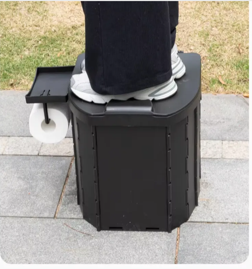 Banheiro de emergência ao ar livre, uma opção decente para uso em banheiros de acampamento.  Possui um design semelhante ao de um banheiro doméstico, proporcionando uma experiência de assento confortável.  Pode ser dobrado para armazenamento, é portátil e fácil de montar.  O material é lavável e resistente, tornando-o adequado para vários cenários.  É equipado com um suporte de papel em rolo, garantindo vedação e prevenção de odores.  Isso torna o uso do banheiro externo confortável e decente!