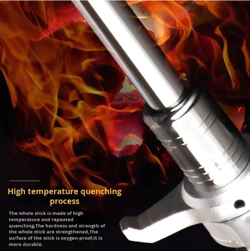 Bastão dobrável e extensível de 32 polegadas, uma arma legal de autodefesa.  O cabo de liga de alta resistência tem uma força de ruptura equivalente à de um tijolo.  Quando dobrado, é portátil e fácil de transportar.  A empunhadura antiderrapante e o design de rotação de 360 graus o tornam adequado para vários cenários, como dirigir, deslocar e atividades ao ar livre.  É o seu companheiro confiável e seguro para legítima autodefesa