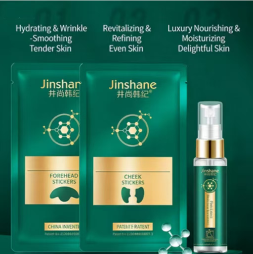 Conjunto anti-rugas liofilizado de colágeno para bochechas e testas.  Cada conjunto contém 4 pares de tapas nas bochechas + 4 pares de tapas na testa + 1 frasco de essência.   Após uma ativação de 35% da essência vegetal, ela penetra profundamente na camada da pele, suavizando instantaneamente e proporcionando hidratação permanente às bochechas e testa.  Faça o pedido hoje e enviaremos 2 conjuntos.  Faça um SPA de contorno em casa e consiga facilmente um rosto jovem.