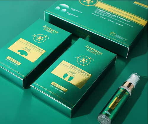 Conjunto anti-rugas liofilizado de colágeno para bochechas e testas.  Cada conjunto contém 4 pares de tapas nas bochechas + 4 pares de tapas na testa + 1 frasco de essência.   Após uma ativação de 35% da essência vegetal, ela penetra profundamente na camada da pele, suavizando instantaneamente e proporcionando hidratação permanente às bochechas e testa.  Faça o pedido hoje e enviaremos 2 conjuntos.  Faça um SPA de contorno em casa e consiga facilmente um rosto jovem.