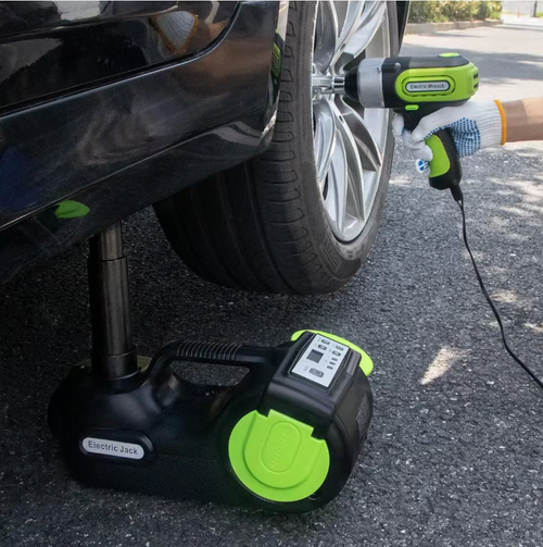 Macaco automotivo digital multifuncional hidráulico automotivo com bomba de inflação e chave elétrica, fonte de alimentação de 12V para veículos, função de levantamento + chave inglesa por um botão, equipamento completo de emergência incluindo placa triangular,  caixa de armazenamento preta e verde, portátil e durável.  Ele pode suportar o macaco quando um pneu estoura, fornecer energia quando a bateria está fraca, instalar placas de alerta à noite e lidar com todas as emergências.