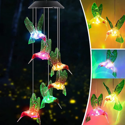 Vamos fazer um pedido de 2 conjuntos hoje mesmo!  A lâmpada decorativa de sinos de vento para exteriores movida a energia solar.  Pendure na varanda ou no jardim.  Durante o dia, ele se banha na luz do sol.  Quando escurece, ele acende automaticamente – a luz colorida em gradiente envolve o beija-flor artificial da abelha.  Quando o vento sopra, faz as pequenas criaturas baterem as asas entre as vinhas, até a brisa da noite se torna romântica 💫