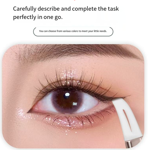 A ferramenta de delineador para os desajeitados.  A cabeça do pincel de silicone foi projetada para se ajustar ao formato dos olhos.  Basta aplicar uma vez e vai preencher o delineador.  Até iniciantes conseguem traçar linhas claras.  É resistente à água e dura 8 horas sem desbotar.  Faça o pedido hoje e você receberá 2 conjuntos.  A cabeça macia do pincel não vai ficar para fora e o creme é liso e fácil de esfumar.  Até os mais desajeitados conseguem criar o formato perfeito dos olhos.