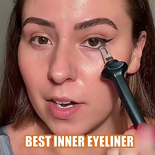 A ferramenta de delineador para os desajeitados.  A cabeça do pincel de silicone foi projetada para se ajustar ao formato dos olhos.  Basta aplicar uma vez e vai preencher o delineador.  Até iniciantes conseguem traçar linhas claras.  É resistente à água e dura 8 horas sem desbotar.  Faça o pedido hoje e você receberá 2 conjuntos.  A cabeça macia do pincel não vai ficar para fora e o creme é liso e fácil de esfumar.  Até os mais desajeitados conseguem criar o formato perfeito dos olhos.