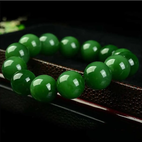 This aquamarine bracelet has a rich and bright color, and is round and full. Wearing it will help you enhance your financial fortune and bring good luck. When you purchase it, you will also receive a beautiful jewelry box as a gift, which is convenient for storage and collection. It is suitable for both personal use for good fortune and as a gift to convey meaning~