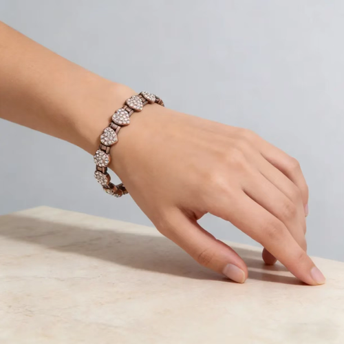 Pulseira magnética de cobre vermelha antiga, uma combinação perfeita de charme retrô e terapia magnética moderna!  O ímã de 3500 gauss promove a circulação sanguínea e melhora efetivamente a qualidade do sono.  O comprimento da corrente de 20 centímetros é leve e se encaixa bem no pulso.  O pacote incluído com o produto é uma caixa de presente.  É adequado para uso próprio, para mostrar seu gosto, ou como presente para transmitir profundo afeto, protegendo toda pessoa que busca saúde e moda!