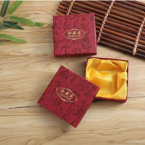 Faça o pedido hoje e você receberá 2 pulseiras energéticas!  Pedra olho-tigre + Pedra de oolito preto.  Aumenta a coragem e promove a boa sorte.  A tecelagem em duas fileiras é adequada para vários tamanhos de punho.  Pode ser combinado com camisetas para o trajeto ou usado com camisetas para sair.  Pode ser usado em camadas ou sozinho, tudo com um visual requintado.  Usar você mesma traz sorte, e dar para outra pessoa é extremamente estiloso, dobrando a alegria e deixando tudo super cheio!