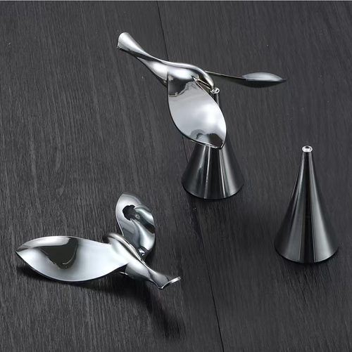 This zinc alloy balancing bird bottle opener uses gravity-based technology to remain suspended without falling. It can rotate 360 degrees and stand steadily when pressed. It saves effort when opening beer or soda. It is not only a stress-relieving toy for social gatherings but also a decorative piece for the tabletop. It is both practical and a social focal point.