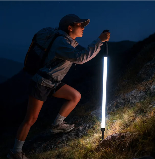 Bastões de caminhada LED essenciais para escalada noturna: Luz suave que não cause fadiga ocular, iluminando um caminho de 1 metro sob seus pés.  Também funcionam como postes de suporte (com coberturas de neve e lama) e podem ser usados como iluminação de câmeras.  Leves e altamente duráveis, esses postes liberam suas mãos para escalada noturna, proporcionando máxima segurança e atmosfera.  Essas certamente serão o assunto da cidade quando você usar a pulseira.  Rápido, faça seu pedido!
