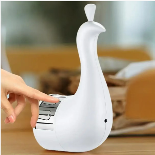 Faça o pedido hoje e você receberá 2 projetores de pavão com controle remoto e abajures montados na parede.  Basta pressionar suavemente e ele vai projetar penas coloridas.  É sem fio e portátil, e pode ser pendurado na parede ou colocado na mesa.  A luz suave é propícia ao sono e, ao ler em casa, cria um halo suave para você.  Para as pessoas comuns, embora seja apenas um prazer pequeno, ainda tem um sabor especial.