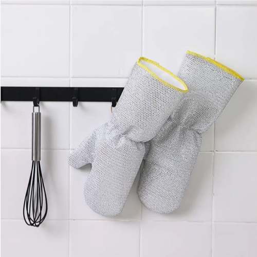 Essa luva de aço de arame é uma salvação na cozinha: com forro de PVC para propriedades impermeáveis e à prova de óleo, proteção de punho estendida, fibra de arame de aço para limpar panelas sem arranhar o revestimento e uma tira para secar facilmente.  Ele faz tudo com um único conjunto – lavar louça e limpar panelas – libertando você de mãos dormentes e machucadas e facilitando muito as tarefas domésticas.